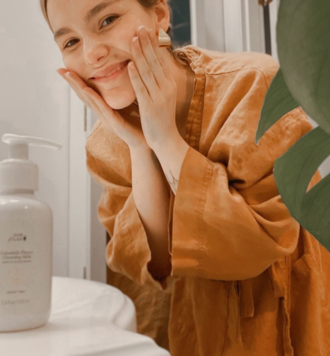 Woman_washing_her_face_with_100_pure_calendula_cleanser