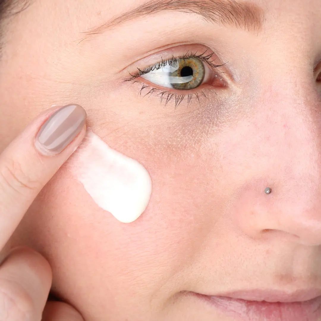 Woman_applying_100_PURE_Mattifying_Primer_on_face