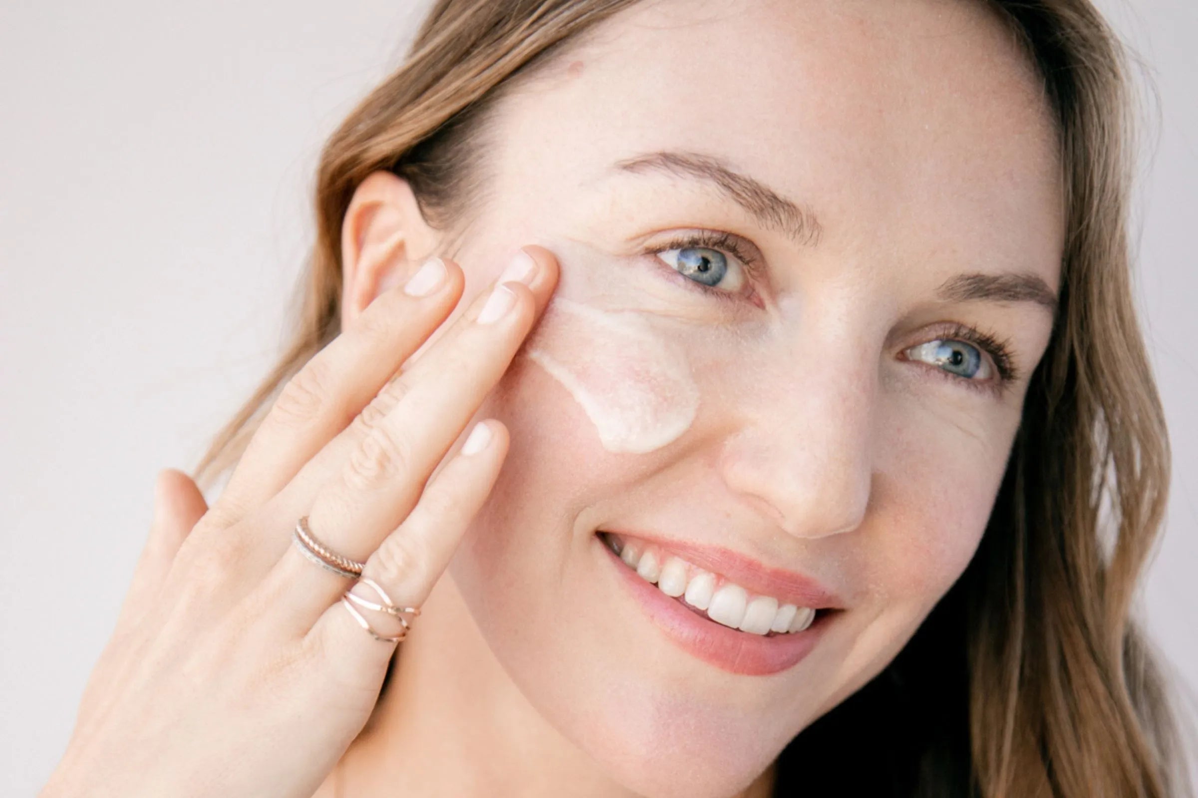 Woman_using_100_PURE_products_for_long_lasting_beauty