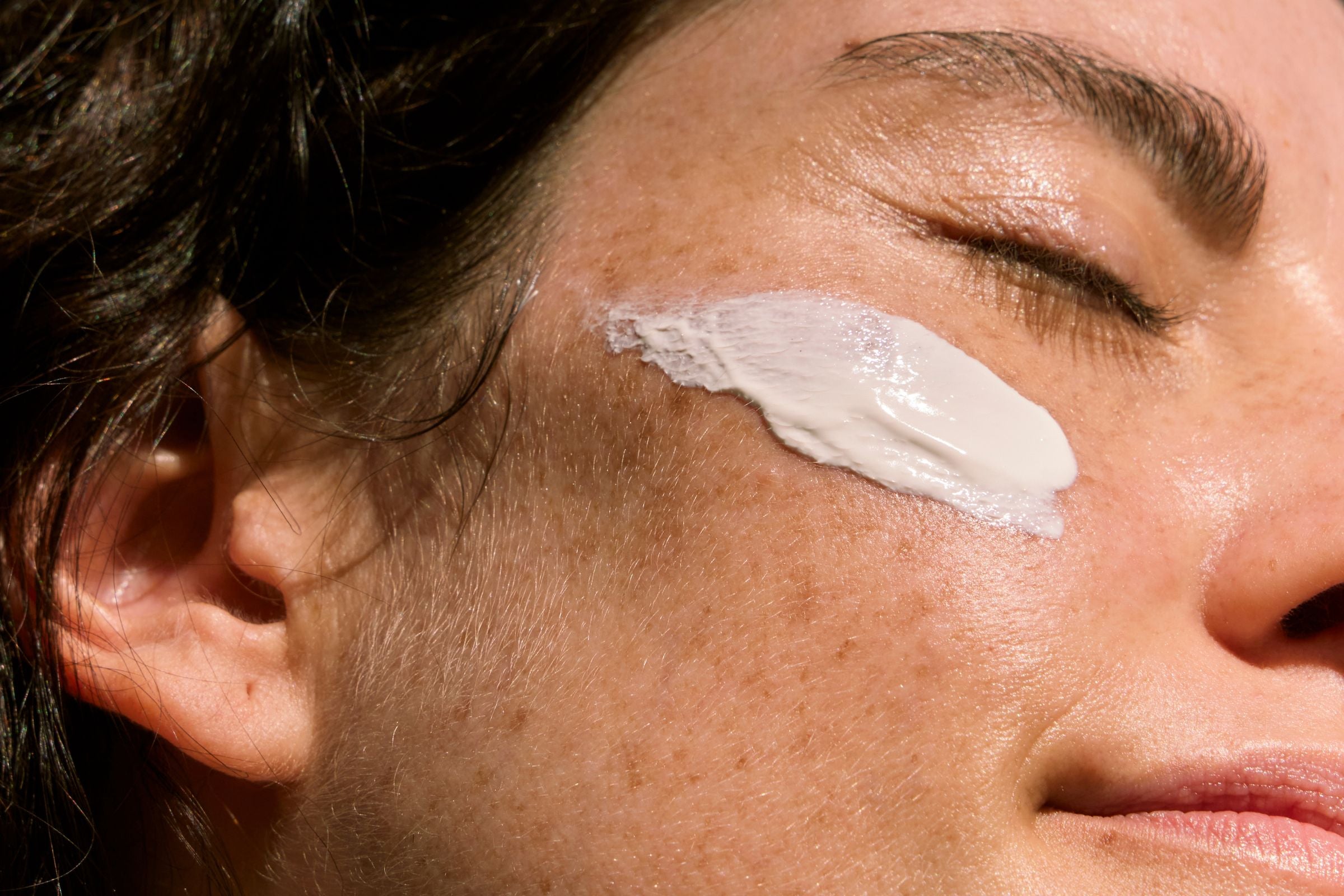 cover_photo_sunscreen-showdown-mineral-vs-chemical_which-is-better-for-your-skin
